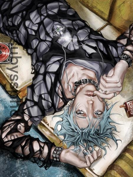 Personaje tumbado con pelo azul y cadenas